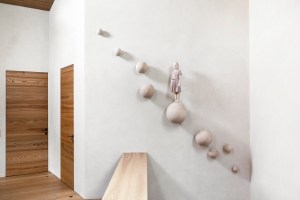 Gemma / 280 x 280 x 35 cm (figure 68cm) / limewood, pencil / 2021